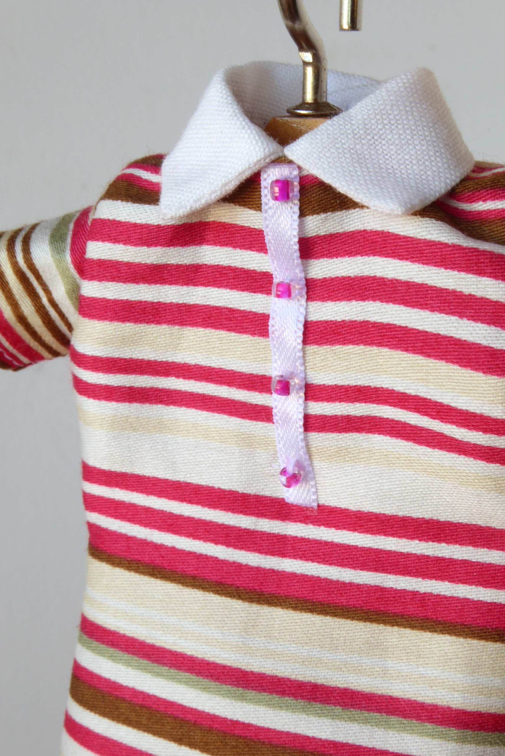 Striped short shift dress Poppy Barbie Julho 2025 (2)